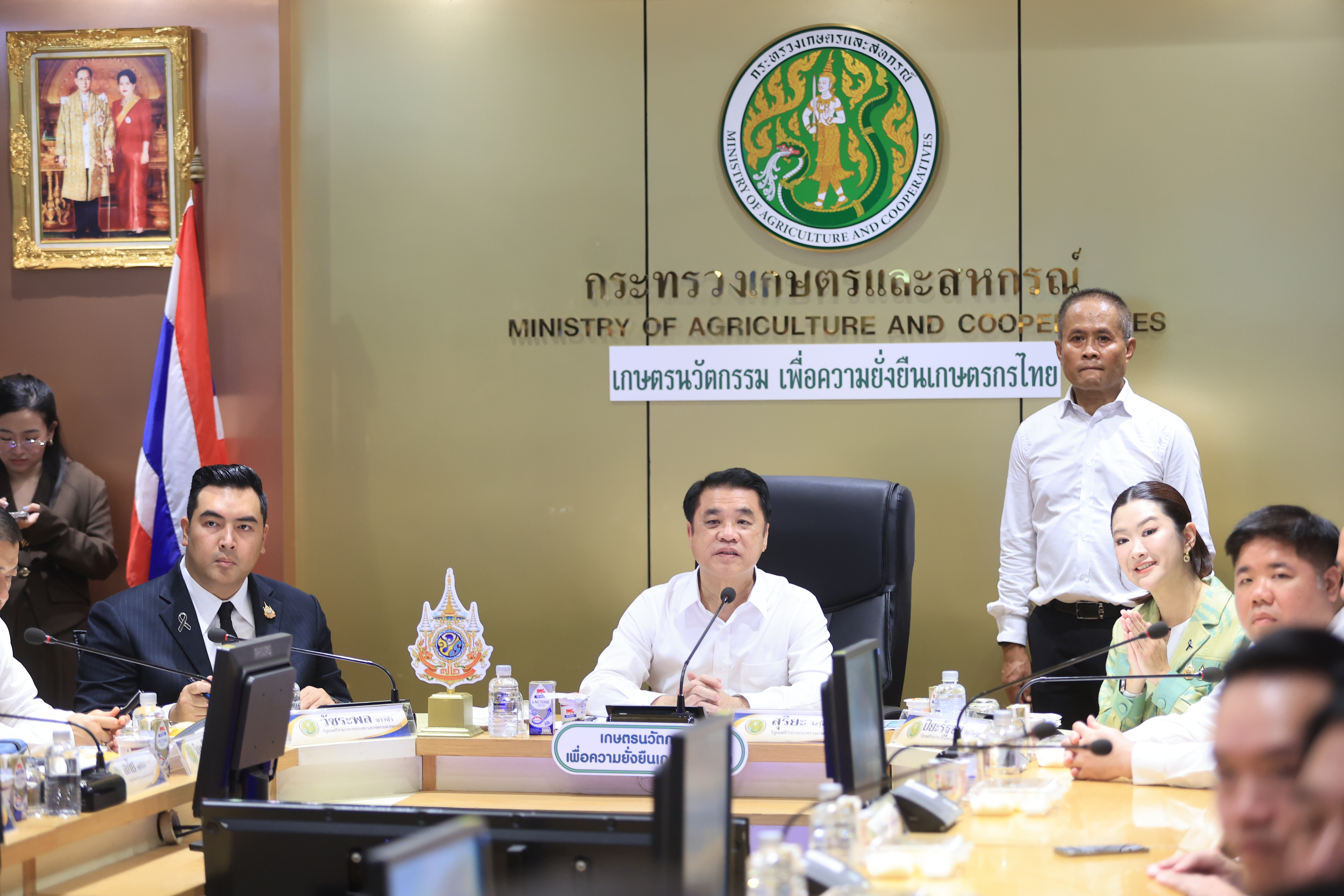 title - เลขาธิการ ส.ป.ก. ร่วมการประชุมผู้บริหารระดับสูงของกระทรวงเกษตรและสหกรณ์ รับมอบนโยบาย รมว.กษ. 5 ด้าน เน้นการทำงานเชิงรุก ลดขั้นตอน เร่งการนำเทคโนโลยีดิจิทัลมาช่วยในการทำงาน ผลักดัน 6 เรื่องเร่งด่วน ต้องเห็นผลที่เป็นรูปธรรม ชูแนวคิดหลัก “เกษตรนวัตกรรม เพื่อความยั่งยืนเกษตรกรไทย” 